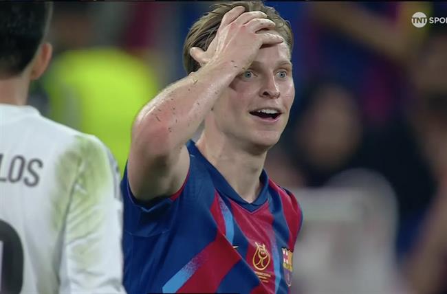 Frenkie de Jong bị đuổi khỏi sân sau pha vào bóng kinh hoàng với Mbappe